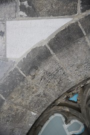 Die nicht ausgebauten Glasfenster der Hubertus- und Karlskapelle wurden säuberlich mit Folie abgeklebt