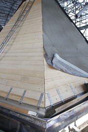 Auf die Holzverschalung folgt eine Unterspannbahn als Unterkonstruktion für die Schieferabdeckung