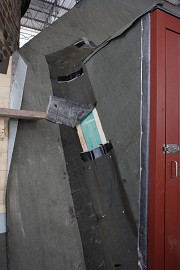Um den 90°-Winkel zwischen Gaubenwange und Dachfläche zu „brechen“ bedarf es eines Kehlholzes, das ebenfalls mit Dachpappe geschützt wird