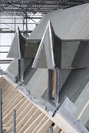 Der Dachgrat einer Gaube wird mit einem zusätzlichen Schutzprofil bedeckt