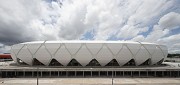 Beim Stadion von Manaus umgibt ein rautenförmiges Stahlgittertragwerk eine Stadionschüssel aus BFT