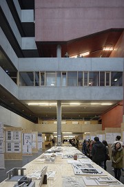 Die Bachelor-Thesis-Arbeiten wurden im Atrium der Architekturfakultät der Frankfurt UAS gezeigt, Bild 1