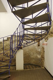 Im Untergeschoss des Gebäudes, auf dem Weg zur Toilette finden sich inszenierte Reste des ursprünglichen Baus
