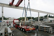 Die täglliche Lkw-Verladung der Fertigteile um sie zur Baustelle in die Schweiz zu liefern