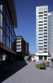 Links die Bibliothek von Jo Coenen im Anschnitt, rechts das Hochhaus von Siza