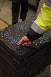 Foamglas: Abziehen der Schutzfolie