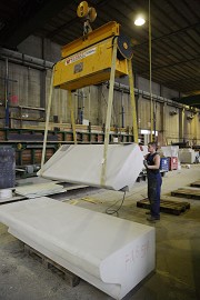 Die über Kopf produzierten Stufenelemente werden mit einem Lastwendegerät der Vetter Krantechnik GmbH gedreht