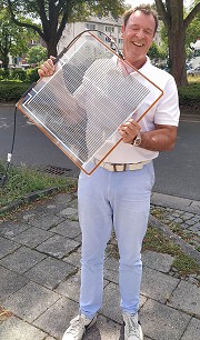 John Creutzberg, Geschäftsführer von BENGglass mit einem Photovoltaikmodul aus Vakuumisolierglas