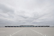 Anno 2012: Terminal-Gesamtansicht mit Flugvorfeld, Flughafen BER, Berlin, D