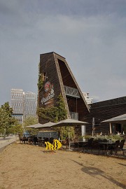 »Pauline im Europagarten« mit FAZ-Tower , Frankfurt/Main, D