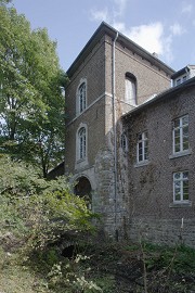 Gut-Hanbruch: Zugangsbrücke von Süden, im baulichen Kontext