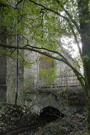 Gut-Hanbruch: Zugangsbrücke von Norden, im baulichen Kontext