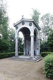 Kongressdenkmal: Vorderansicht aus Südwesten