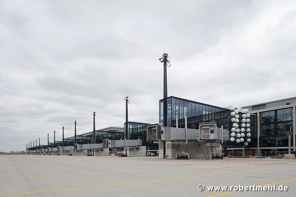BER airport, Berlin: gate-view taxi-way