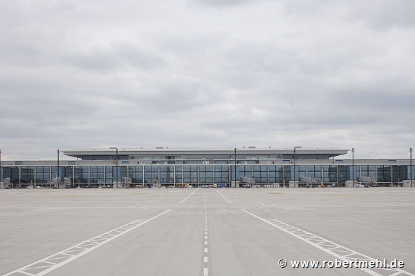 BER airport, Berlin: main terminal taxi-way