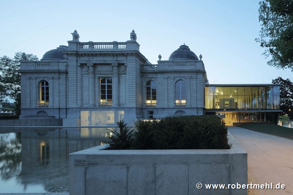 Musée La Boverie: southern view and subway at dusk