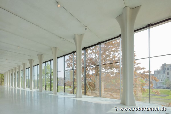 Musée La Boverie: the inner cross-pillars brace the building for seismologic reasons