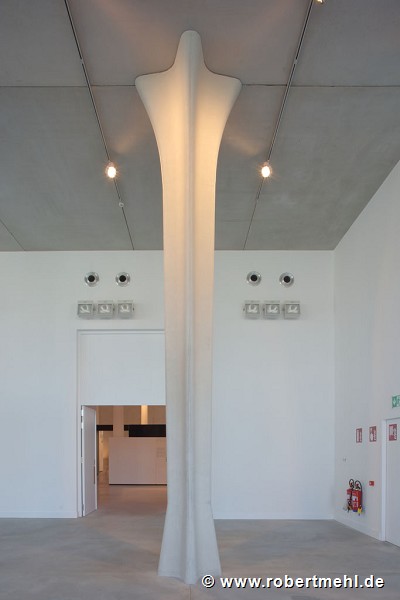 Musée La Boverie: the cross-pillars are lighted by spotlights