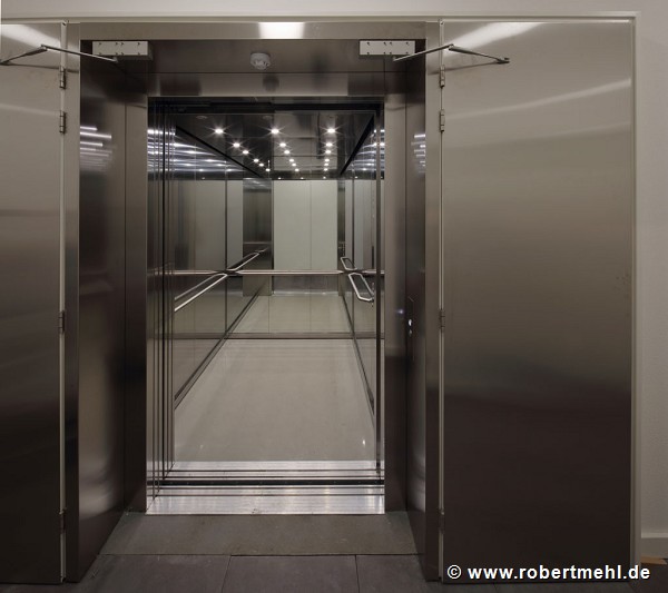 Patch 22, Amsterdam: elevator with fire-door, open