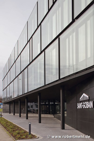 Saint-Gobain: main-entrance and company-logo