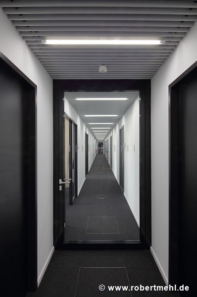 Saint-Gobain: floor-center fire-door