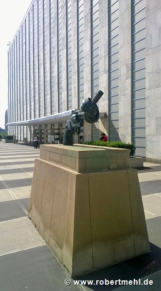 UN-Headquarters: General Assembly Building with Non-Violence sculpture