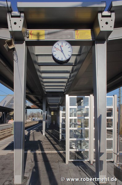 Leverkusen-Opladen railway-station: steel-construction with platform-clock