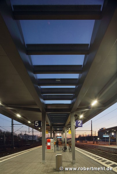Leverkusen-Opladen railway-station: platform-roof bottom-view at dusk, portrait