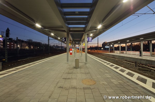 Leverkusen-Opladen railway-station: platform-roof bottom-view at dusk, landscape