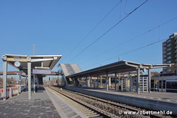 Leverkusen-Opladen railway-station: front-ending of both platform