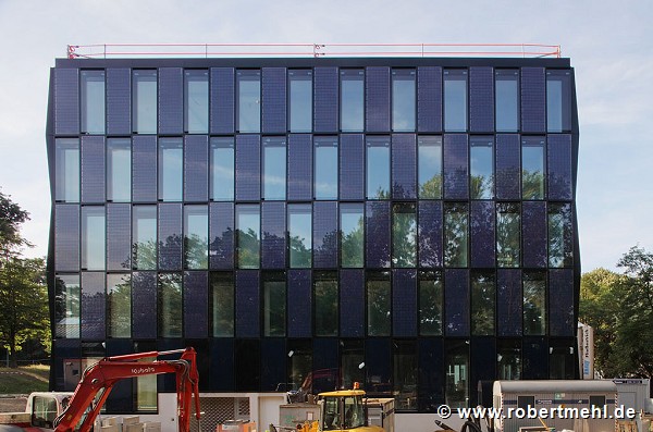 NEW Blauhaus: southern view with smooth photo-voltaics-façade-elements, pict 1