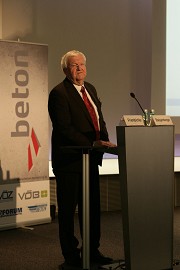 Dir. Bmstr. DI Felix Friembichler, the managing director of the VÖZ, welcoming the participants