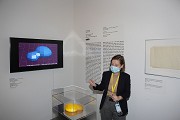 Curator Fankhänel shows the 3D plot of the BMW bubble. This is considered to be the world's first 3D plot of an architectural design