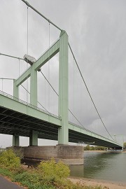 Rodenkirchener Brücke: Pylon