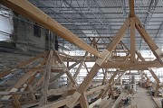 Die freigelegte Dachkonstruktion inmitten der Halle. Gut zu erkennen die Aufdoppelung der Mittelpfettenanschlüsse an den Sparren mit Kerto-Schichtholz