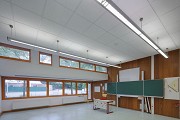 Die Klassenzimmer weisen doppelte Fensterbänder auf
