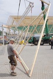 Fixierung der Steuerseile durch einen Holzbauer