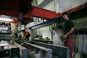 The concrete is poured through a vectorial, swiveling casting unit