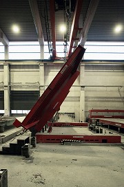 The tilt station enables to upright a load of 45 t to a degree of 80°