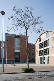 Entrance of the Bonnefantenmuseum (left) and back entrance of the NAi