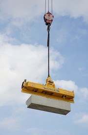 The vacuum lifting equipment from Vietz has no problem with hoisting the step elements each weighing up to 1 ton