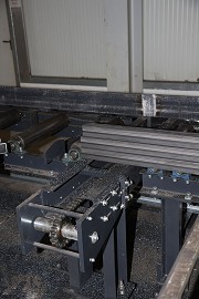The workpieces are pushed into the designated parking pocket with the aid of transverse chain conveyors