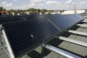 Die Sonnenkollektoren auf dem Dach. Mit ihnen wird das Wasser für den Betrieb der Absorptionskältemaschine erhitzt