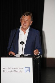 UrbanSlam: Prof. Dr. Rolf Westerheide von der RWTH Aachen hielt einen ebenso kurzen Impulsvortrag, indem er auf die soziale Verantwortung insbesondere von der Stadtplanung einging