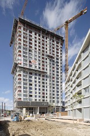 All façade section of the Zölly high-rise could reached through mobile outer platforms