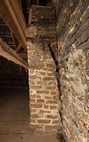 aking oven, Kuckesrath Manor: side view of the chimney with crack